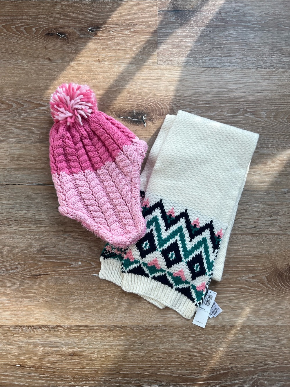 Kids Knit Winter Hat Toque and Cream Patterned Scarf Set. Ages 3-6.